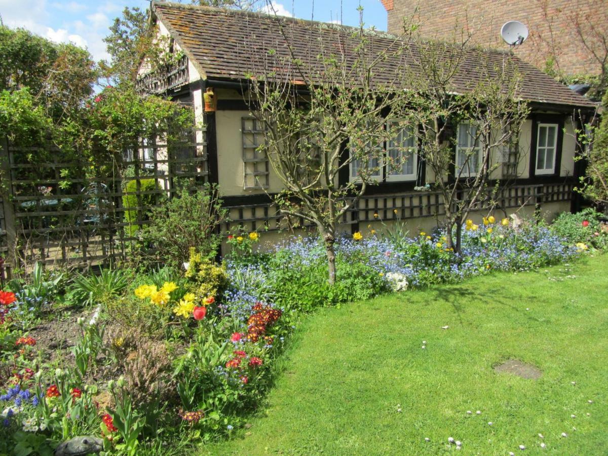 The Stable Villa Eastleigh Exterior photo